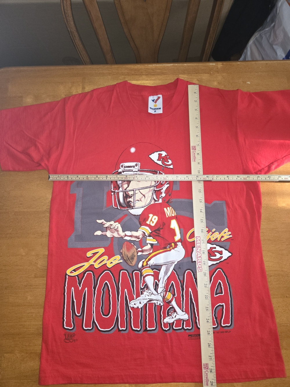 Vintage 1993 Kansas City Chiefs Joe Montana caricature t-shirt. Mens Large